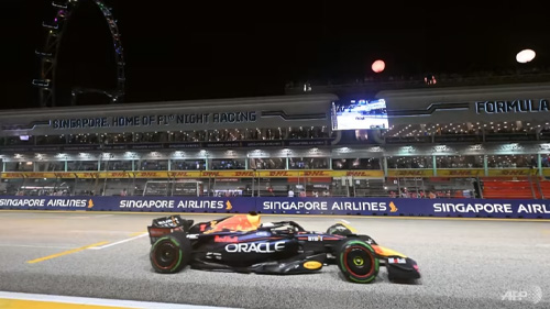 Pemandu Belanda Max Verstappen dari Pasukan Red Bull Racing beraksi semasa sesi kelayakan Formula Satu Grand Prix Singapura di Litar Jalan Marina Bay, Singapura.